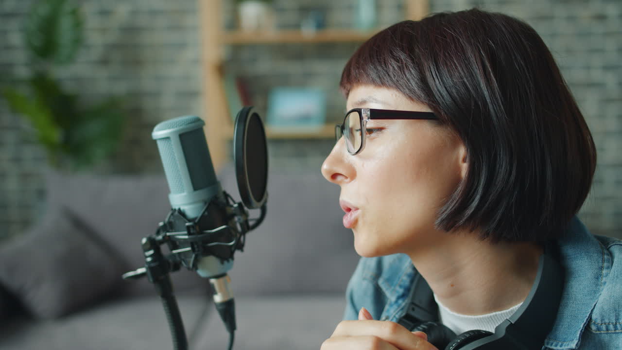 Donna che registra un podcast o un'intervista