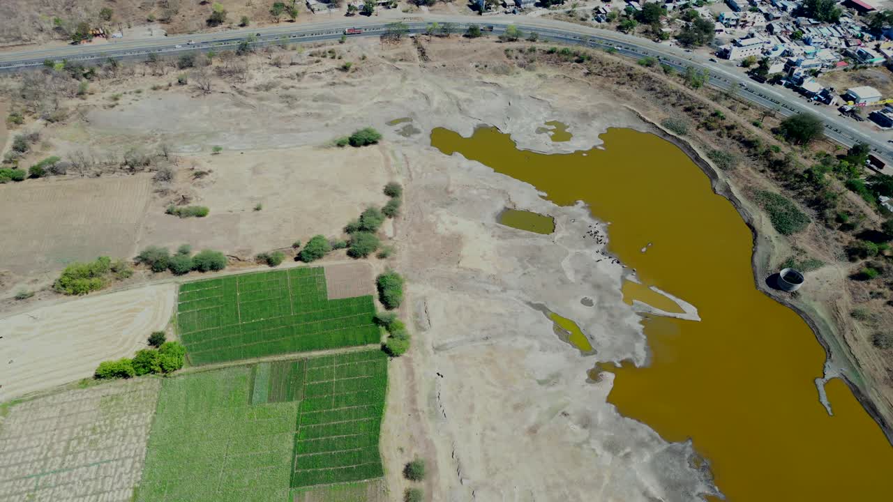 vista de campo de cultivo con avión no tripulado en maharashtra