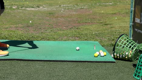 golfista practicando el swing en el campo de manejo