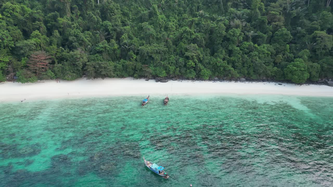 피피 섬의 울창한 원이 해변에서 투어 보트, 드론 도리 포워드