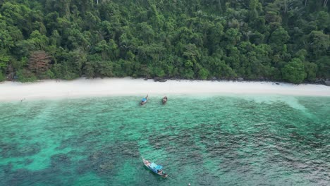 Barcos-Turísticos-En-La-Exuberante-Playa-De-Los-Monos-De-La-Isla-Phi-Phi,-Plataforma-Rodante-Hacia-Adelante.