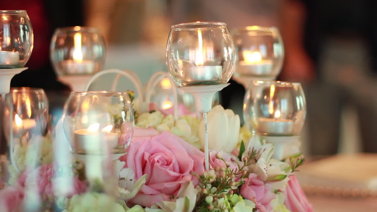 Primo piano di una bellissima decorazione nuziale, bicchieri con candele e composizioni floreali