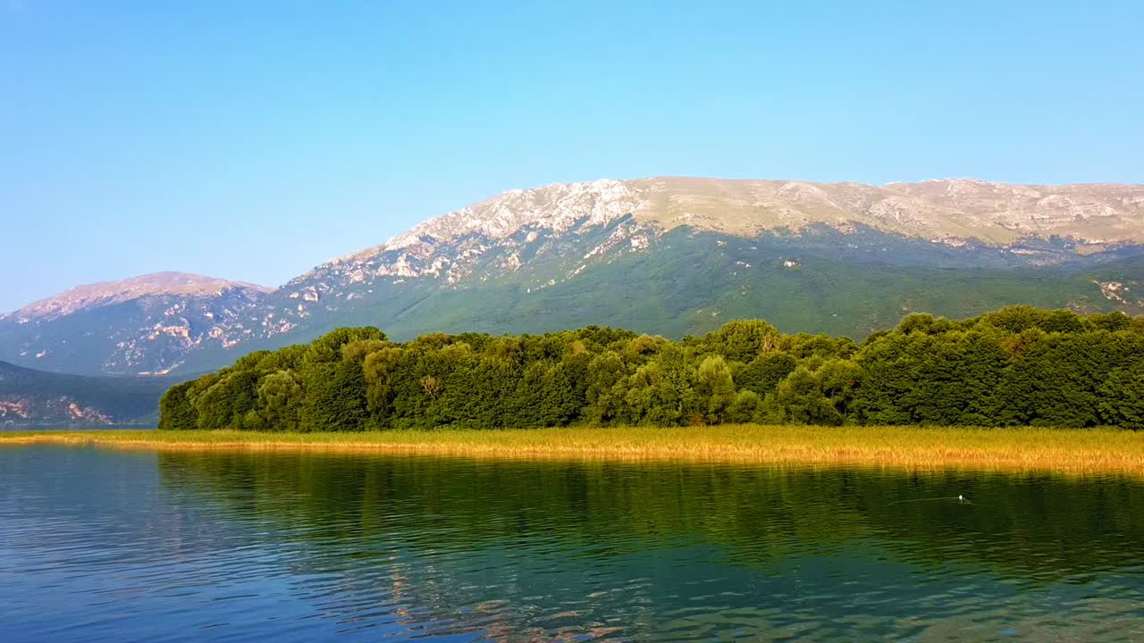 península de sveti naum en el lago ohrid en macedonia, europa del sur