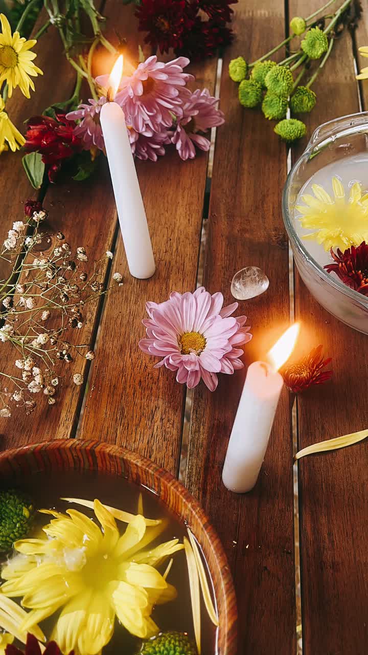 Blomsteralter med stearinlys og krystaller