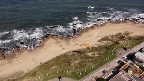 Gleitschirmfliegen-In-Geringer-Höhe-Am-Strand-Von-La-Pedrera-In-Uruguay