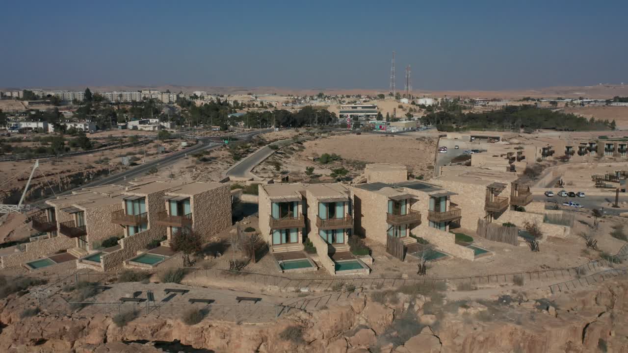 mitzpe ramon mitzperamon 이스라엘 네게브 사막 고속도로 무인 항공기 돌리 비행 자동차 도로 산 모래 중동 요르단 팔레스타인 분화구 라몬 라몬 건물 돌 돌