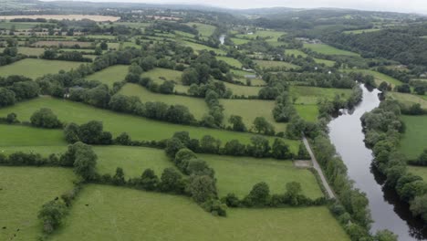 Üppig-Grüne,-Idyllische-Landschaftsweiden-Und-Kleiner-Malerischer-Fluss