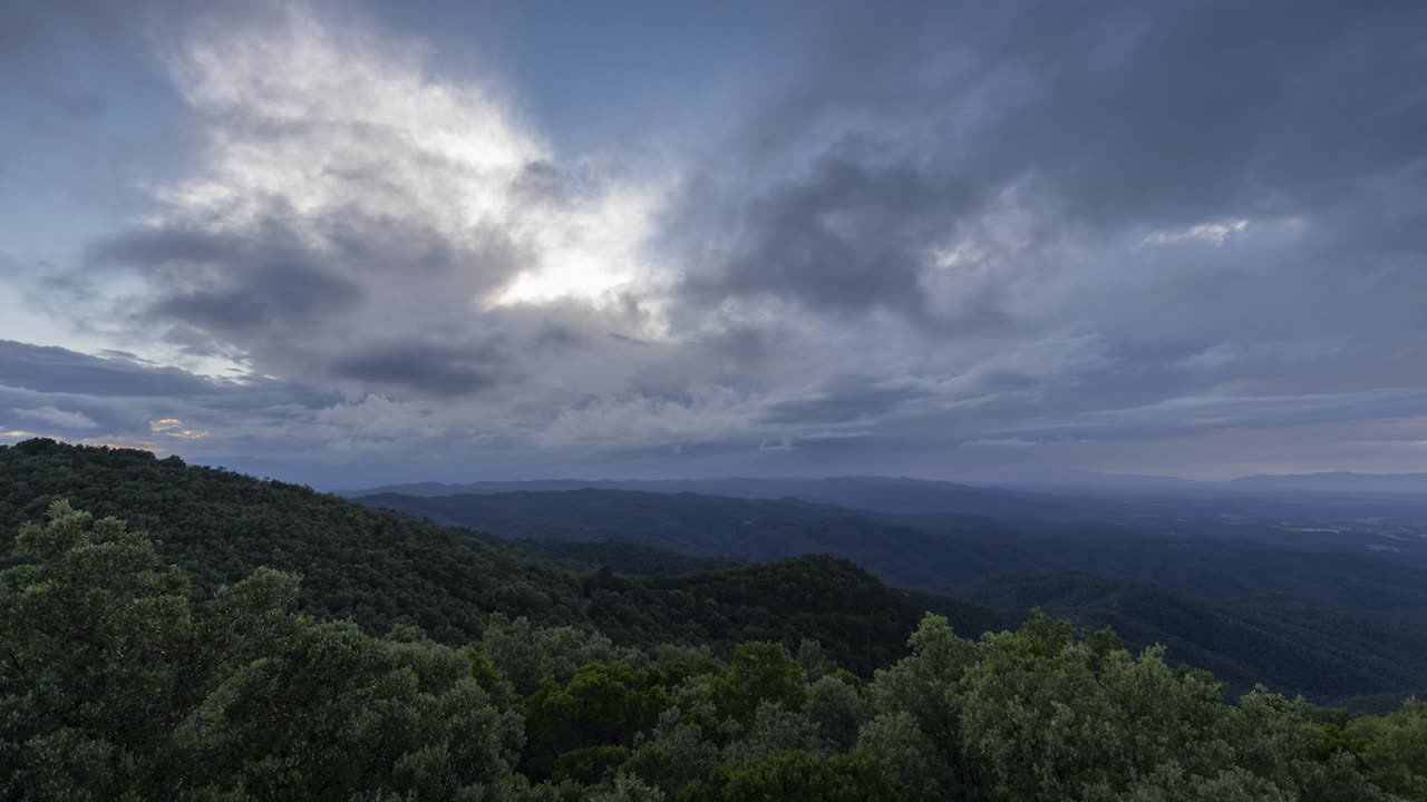 스페인 카탈로니아의 코스타 브라바 (costa brava) 에서 이동하는 구름의 산악 풍경 타임스