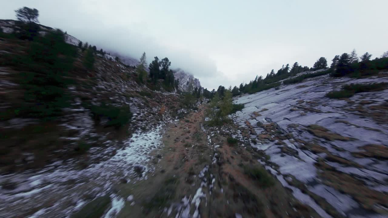 clip de dron de las asombrosas dolomitas italianas, toma cinematográfica de drones fpv desde el dji avata