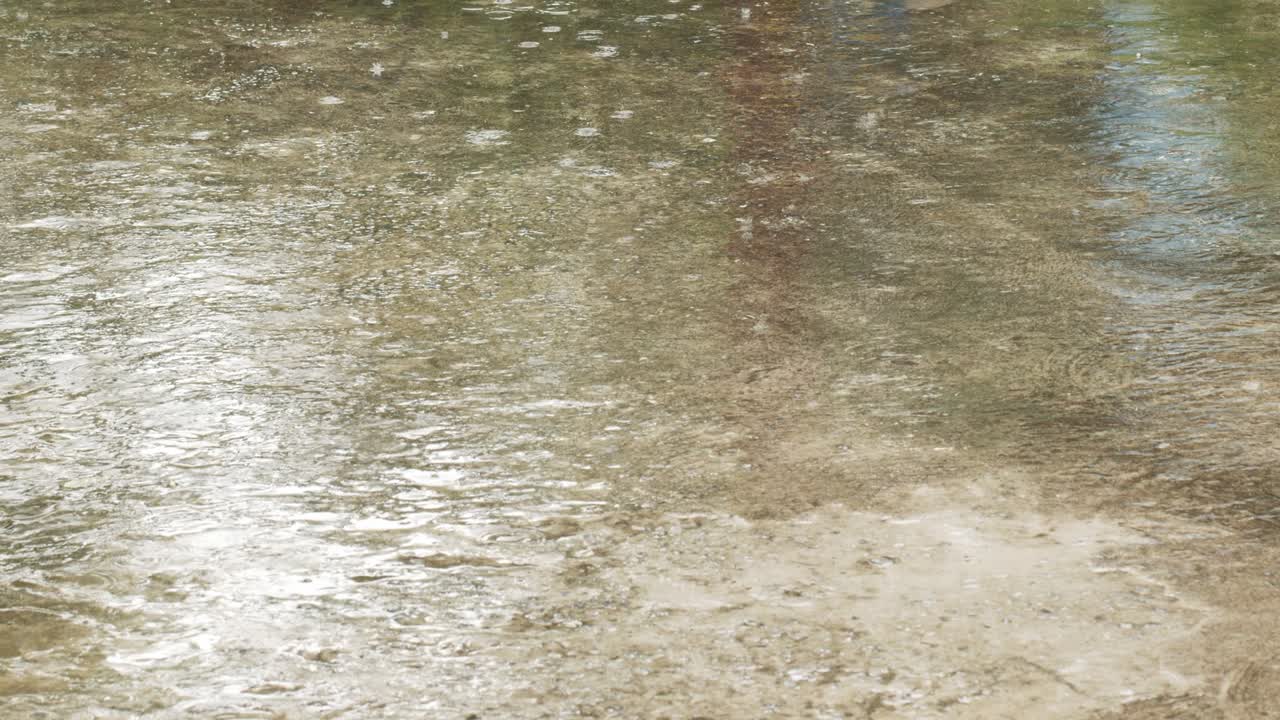 Gotas de lluvia en el suelo mojado y el clima frío.