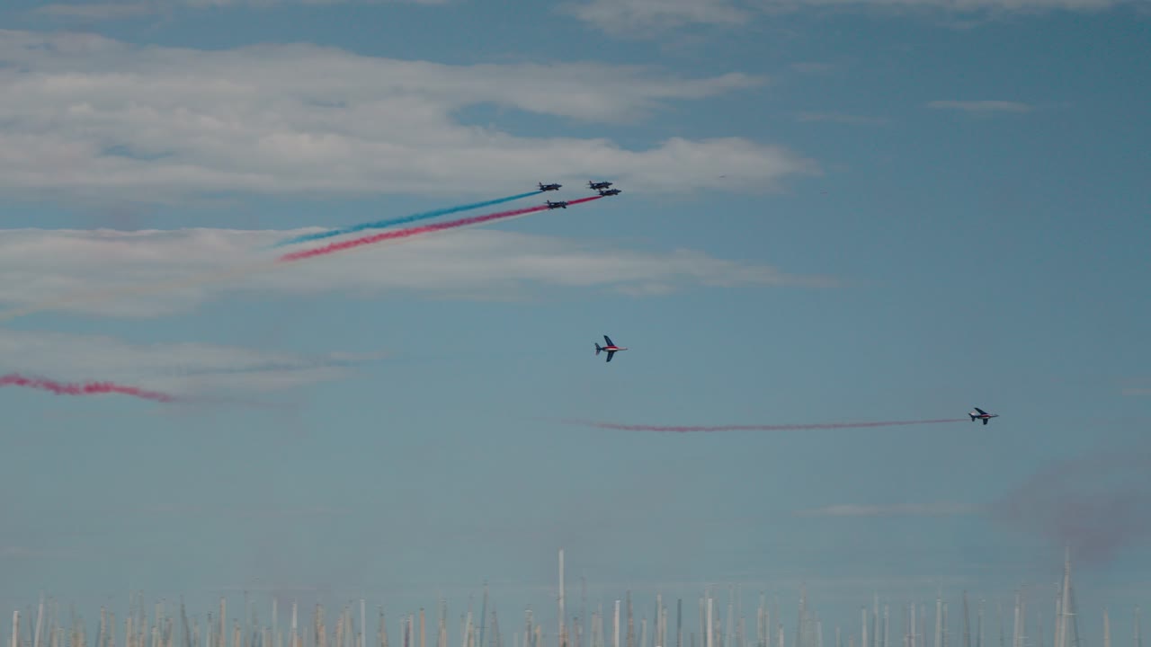 el espectáculo aéreo de la patrulla de francia es donde un equipo de pilotos excepcionales toma los cielos con sus elegantes aviones, dejando rastros de los colores de la bandera francesa