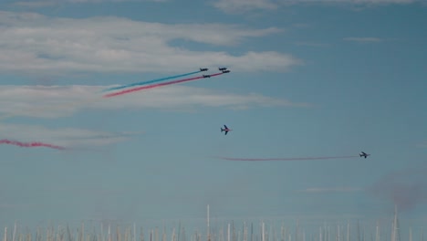 El-Espectáculo-Aéreo-Patrouille-De-France-Es-Donde-Un-Equipo-De-Pilotos-Excepcionales-Surca-Los-Cielos-Con-Sus-Elegantes-Aviones,-Dejando-Rastros-De-Los-Colores-De-La-Bandera-Francesa.