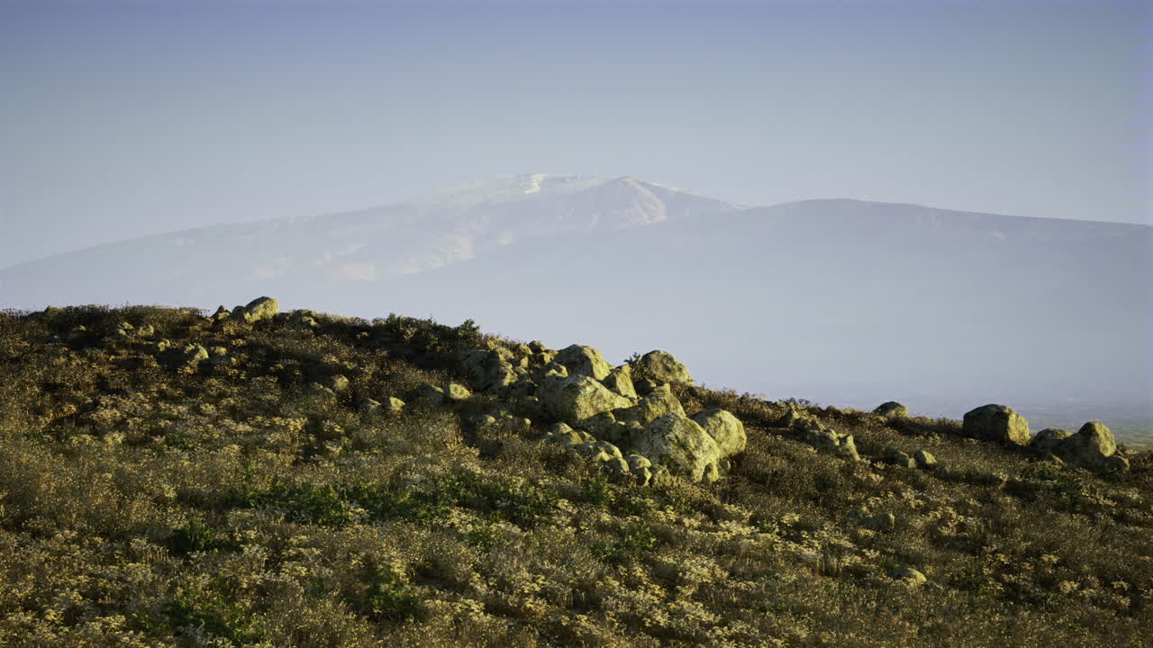 Percorso escursionistico attraverso terreno roccioso con ampio paesaggio montano