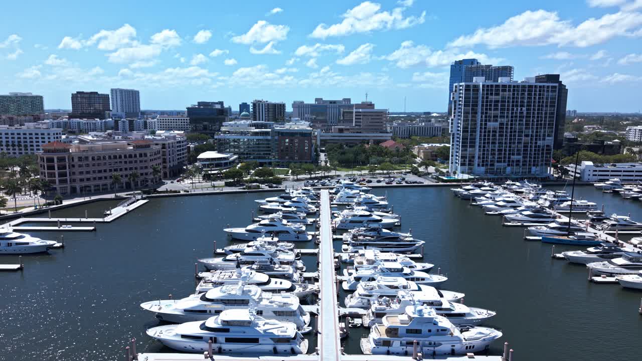 Vista aerea: Marina, porto e paesaggio urbano di West Palm Beach con yacht bianchi durante il giorno in Florida, USA, ripresa drone in avvicinamento