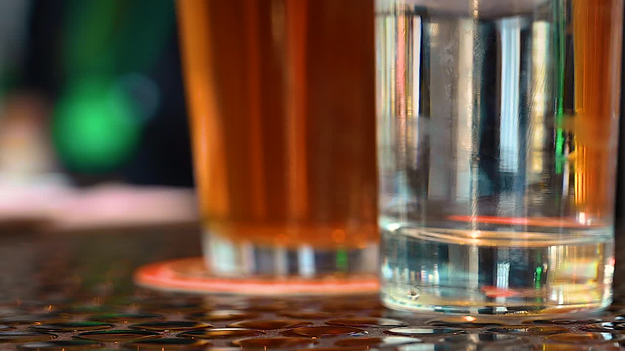 refrigerio con bebidas en el bar