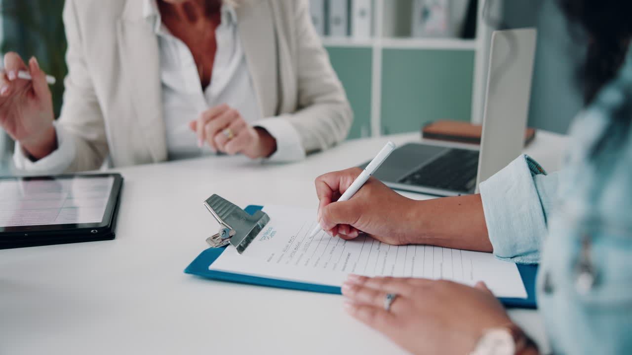mujer de negocios y cliente firman un contrato en una reunión