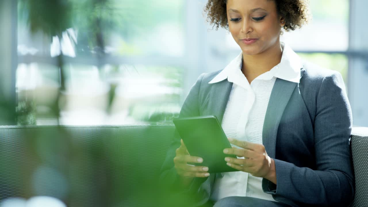 Consulente finanziario assicurativo afroamericana con tablet wireless.