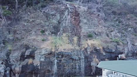 una cascada que cae en cascada por una ladera rocosa
