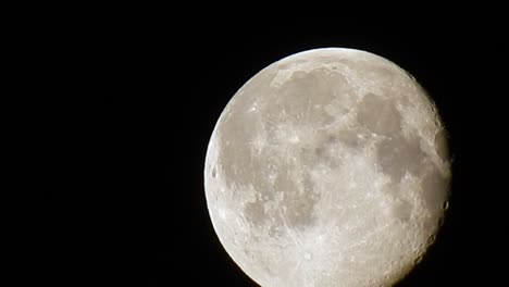 Glühender-Vollmond,-Dramatische-Nacht,-Stimmungsvolle-Himmelswolken,-Die-An-Einer-Detaillierten-Mondkrateroberfläche-Vorbeiziehen