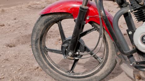 primer plano de la rueda delantera de una motocicleta bajaj importada a áfrica