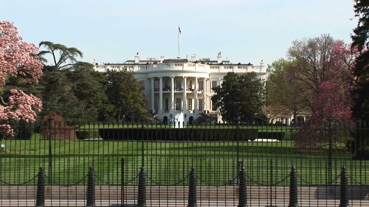 la cámara se acerca para ver más de cerca la casa blanca en primavera