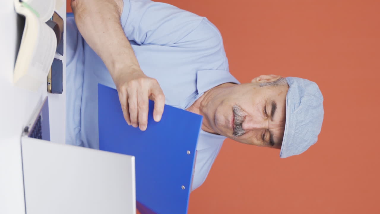 문서를 보는  ⁇ 은이의 수직 비디오는 사려 깊습니다.