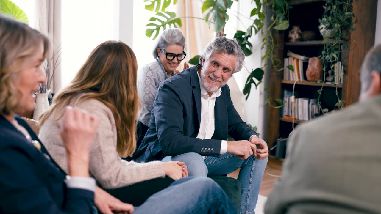 Mangfoldig gruppe voksne i diskussion eller terapisession