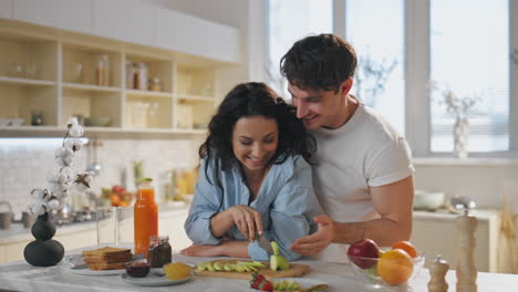 desayuno familiar romántico juntos en la cocina casera de cerca. pareja feliz