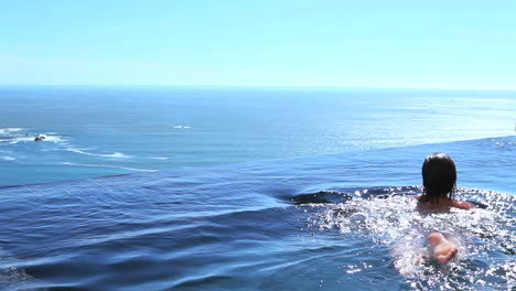 mujer entrando en el agua