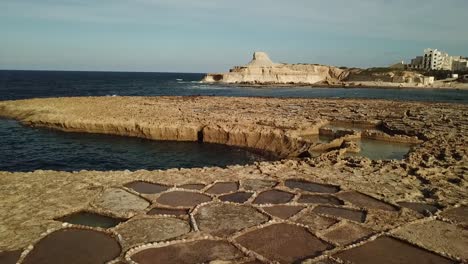 Vista-Aérea-De-Las-Salinas-En-La-Bahía-De-Xwejni,-Gozo,-Malta