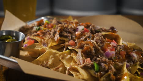 Nachos-Hoch-Gestapelt-Mit-Queso-Käse,-Pulled-Pork-Carnitas-Und-Salsa,-Slider-4k