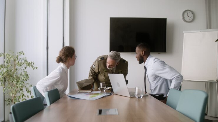 Riunione in un ufficio militare.