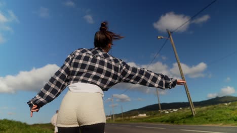 mujer posando en un camino de campo