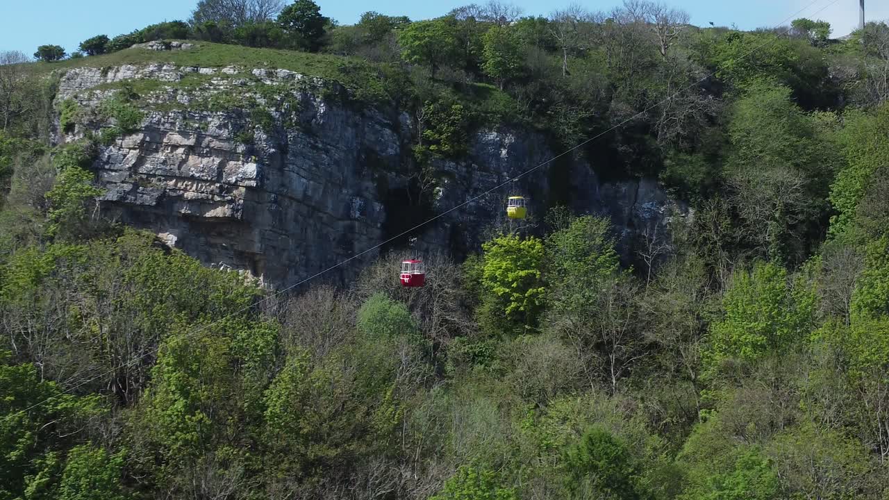 Viaggio in funivia sospesa sul Great Orme lungo la scenografica montagna di Llandudno, ripresa aerea con panoramica a destra