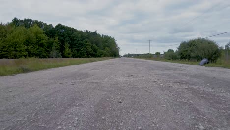 Cerca-Del-Punto-De-Vista-Del-Suelo-Disparado-En-Un-Camino-De-Ripio