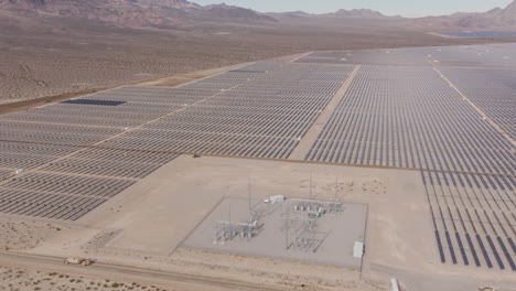 subestación eléctrica en una gran granja solar del desierto, panorama aéreo