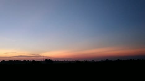 Fondo-De-Puesta-De-Sol-Con-Mosca-De-Pájaro-Y-Pueblo