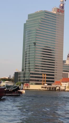 lapso de tiempo de la construcción de un edificio junto al río