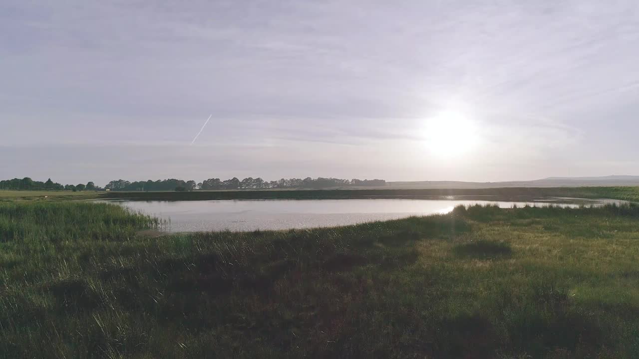 volando sobre una presa natural aislada