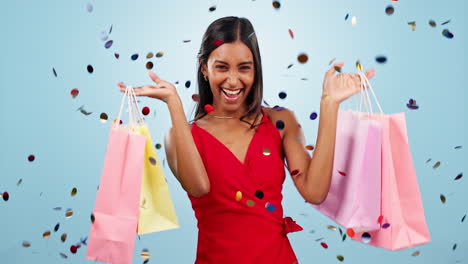 mujer, bolsa de compras y celebración con cara