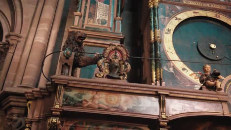 cerca de la estatua de león de madera decoración detallado reloj astronómico dentro de la catedral de notre dame de estrasburgo