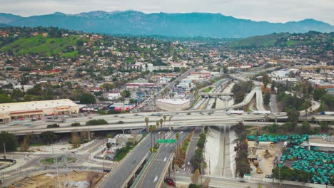 tráfico centro lapso de tiempo de intercambio con el río la