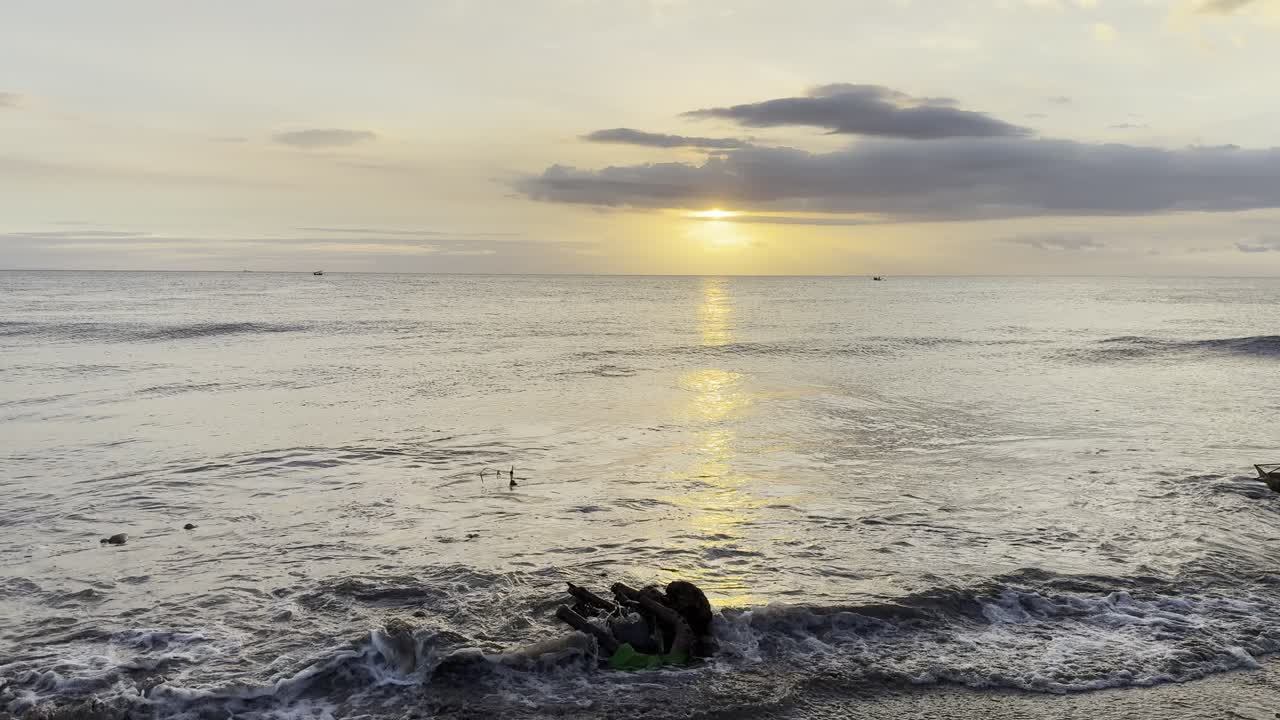 Reflexo do Pôr do Sol Dourado nas Ondas do Mar em uma Praia de Areia