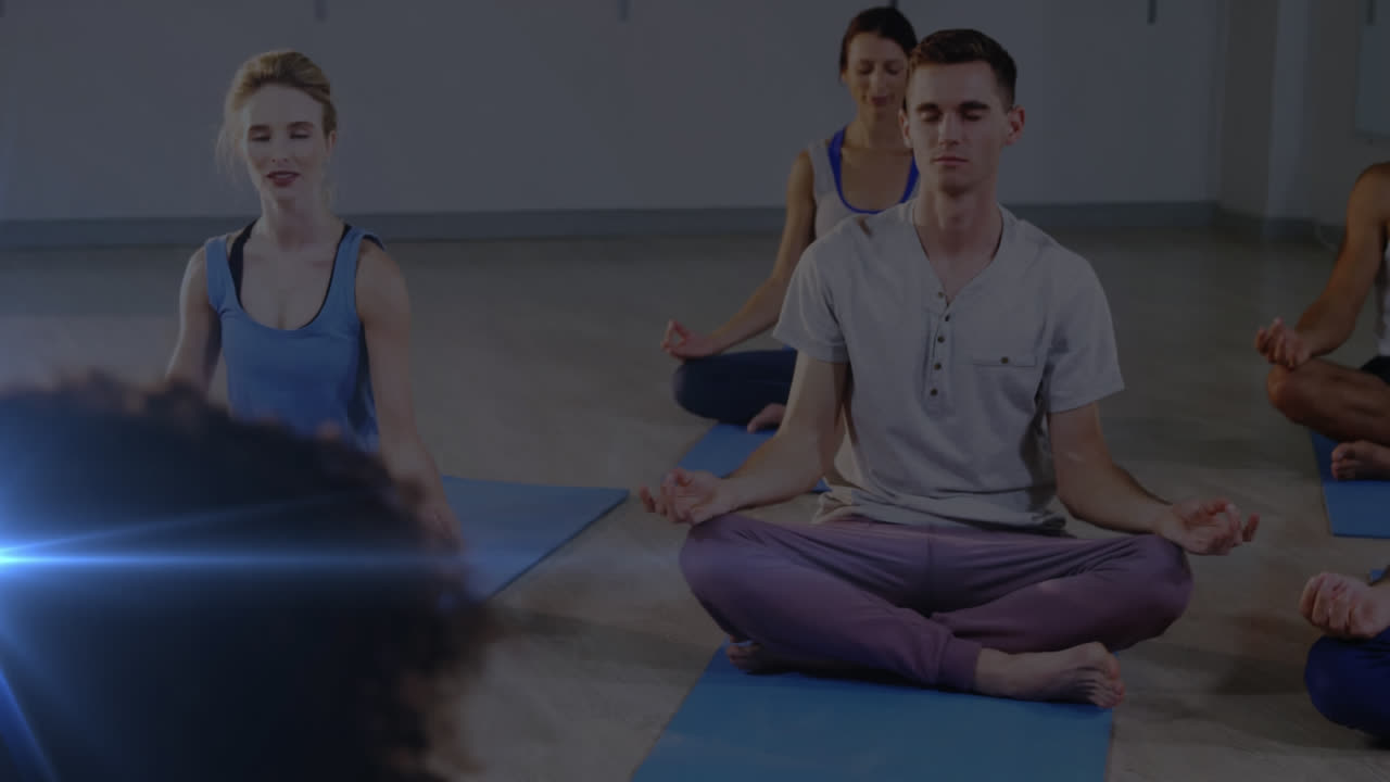 animación de luz brillante sobre personas que practican yoga