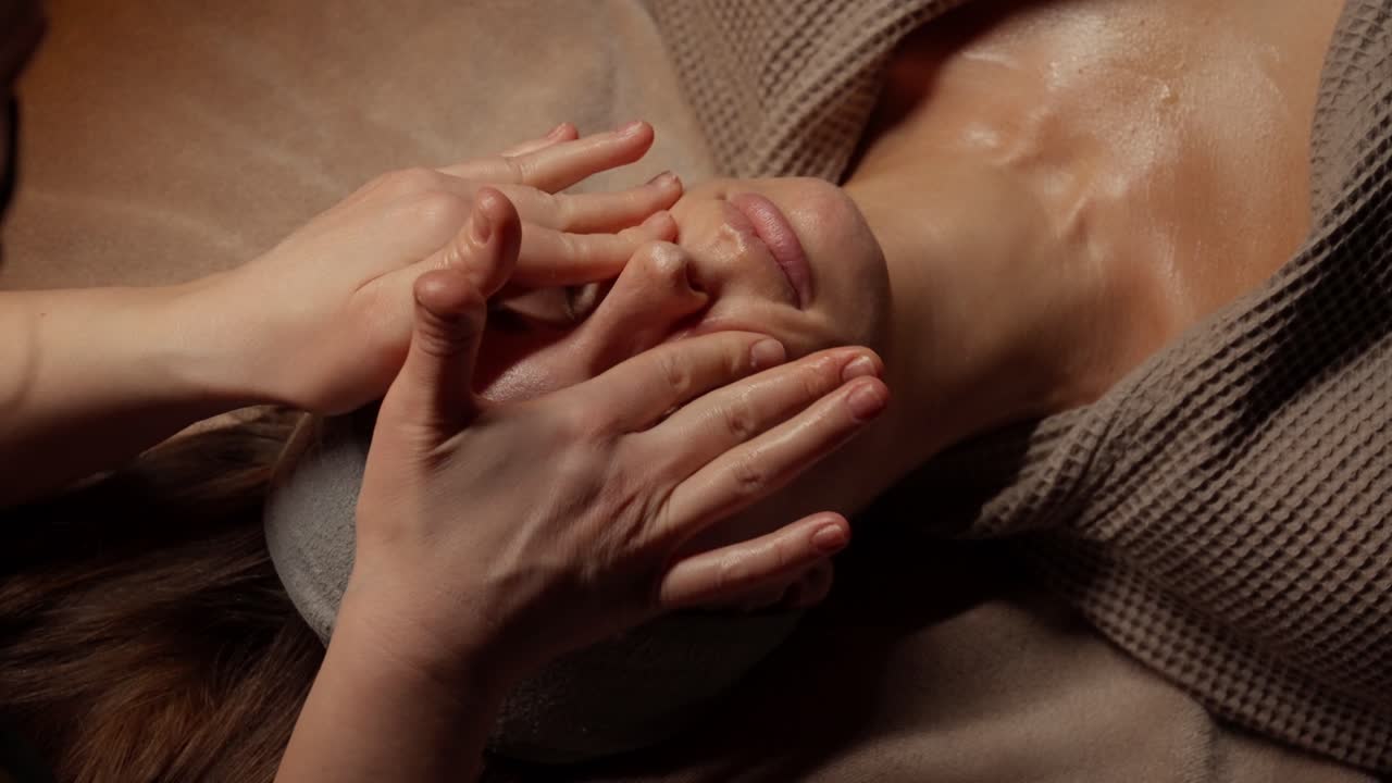 Donna che riceve un massaggio facciale rilassante in una spa