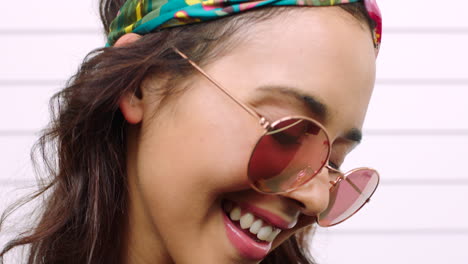 primer plano de una mujer de moda riendo