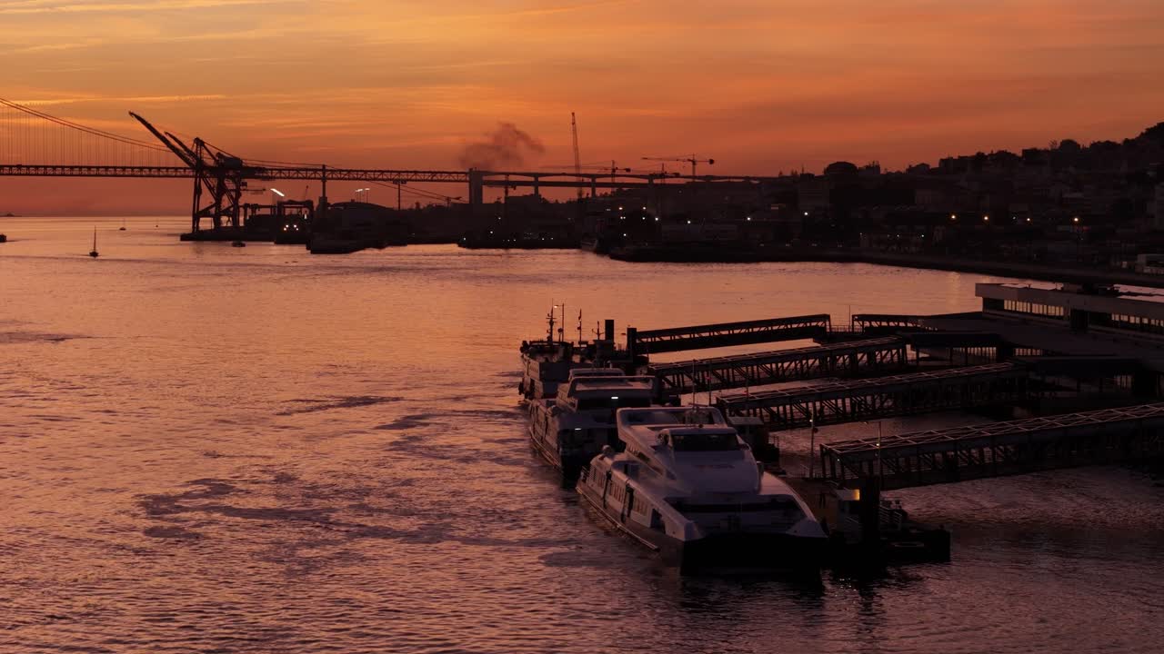 포르투갈 리스본의 타구스 강의 페리 도크 항구에서 해가 지는 오렌지색 안개