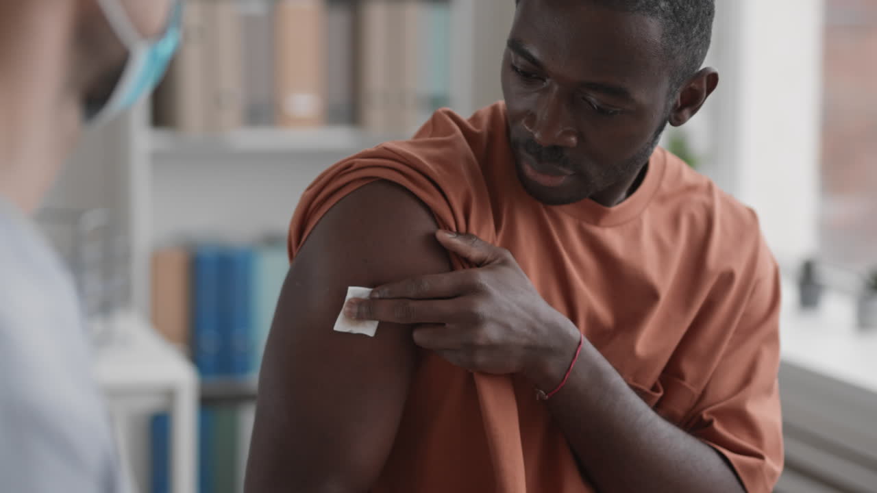 Uomo che ringrazia il medico per il vaccino