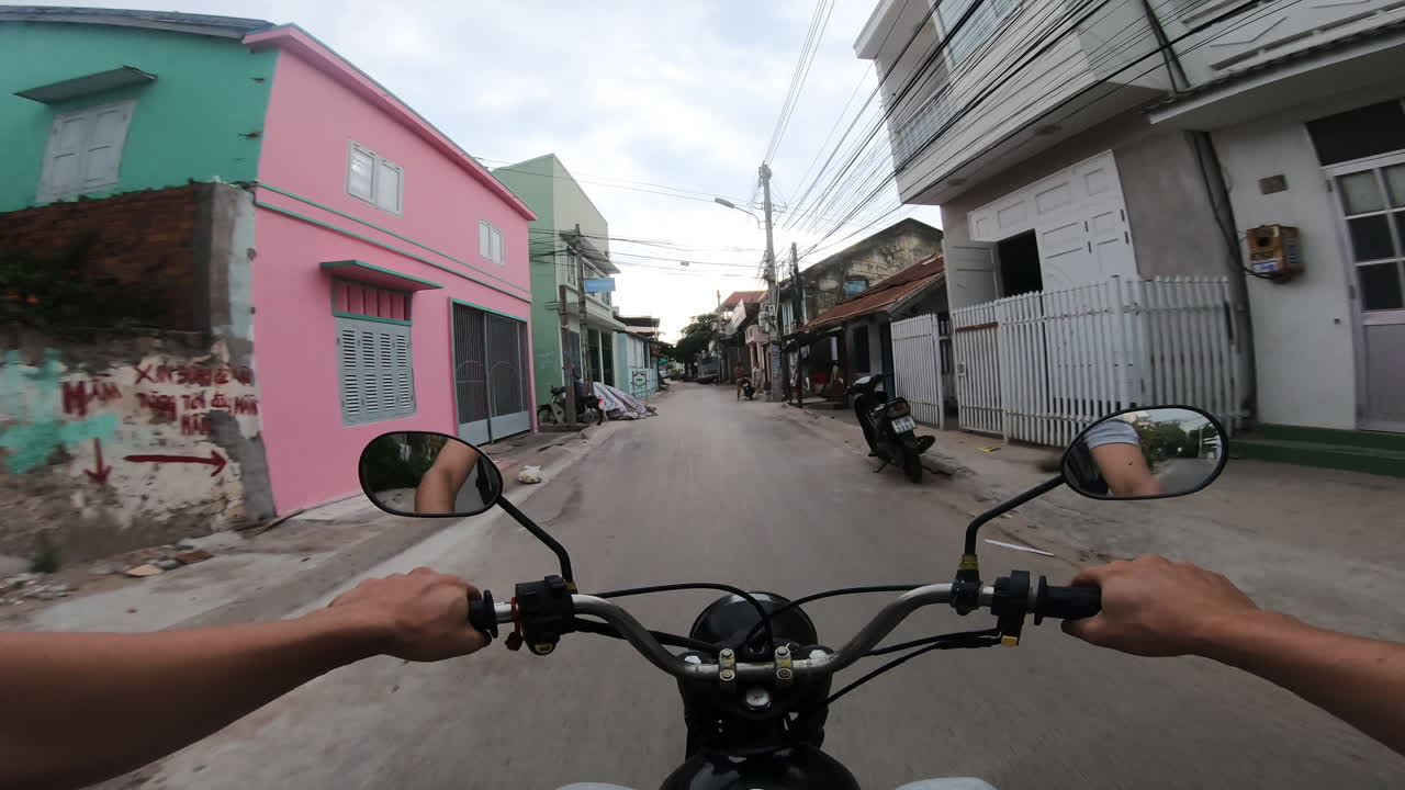 visão em primeira pessoa de andar de moto por uma cidade rural no vietnã