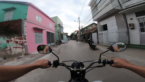 Vista-En-Primera-Persona-De-Andar-En-Motocicleta-Por-Un-Pueblo-Rural-En-Vietnam